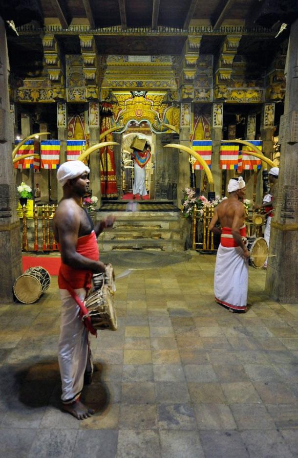 Blog--Kandy-Temple-of-The-Tooth-Relic-4